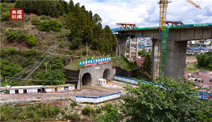 創(chuàng)多項紀(jì)錄 云南大瑞鐵路秀嶺隧道貫通