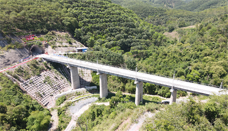玉磨鐵路曼木樹隧道順利貫通