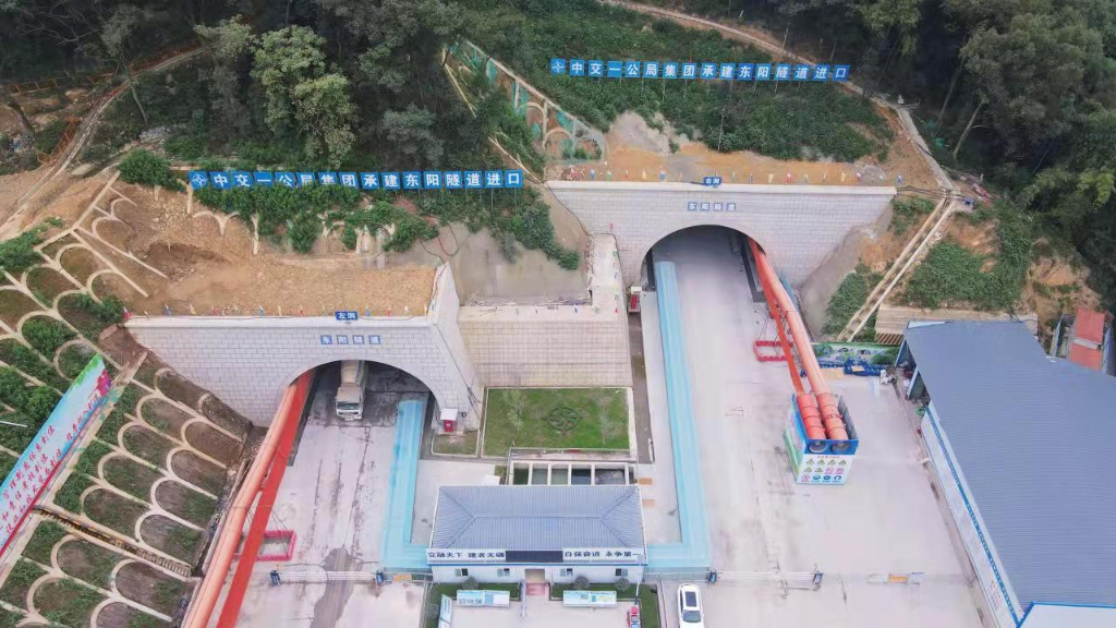 渝武高速公路首座隧道掘進過半(圖1)