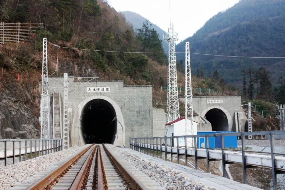 縱橫溝壑總是歌，中鐵十一局唱響隧道工程“最強(qiáng)音”(圖2)