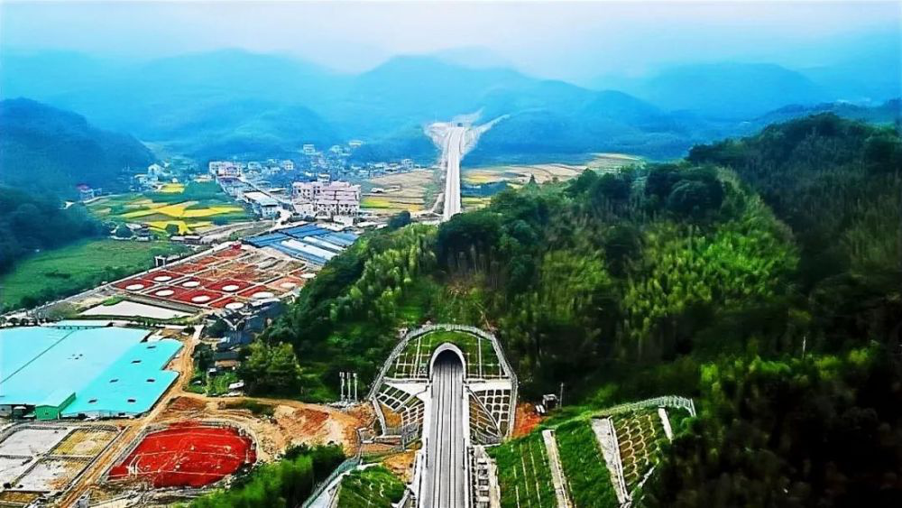 縱橫溝壑總是歌，中鐵十一局唱響隧道工程“最強(qiáng)音”(圖12)
