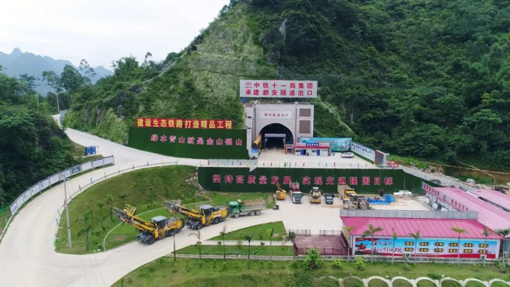 縱橫溝壑總是歌，中鐵十一局唱響隧道工程“最強(qiáng)音”(圖13)