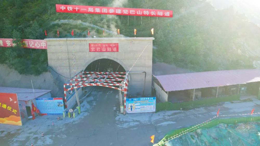 縱橫溝壑總是歌，中鐵十一局唱響隧道工程“最強(qiáng)音”(圖14)