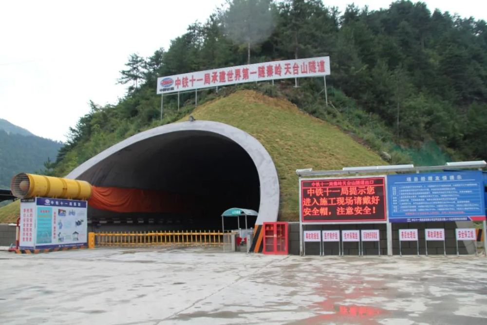 縱橫溝壑總是歌，中鐵十一局唱響隧道工程“最強(qiáng)音”(圖15)