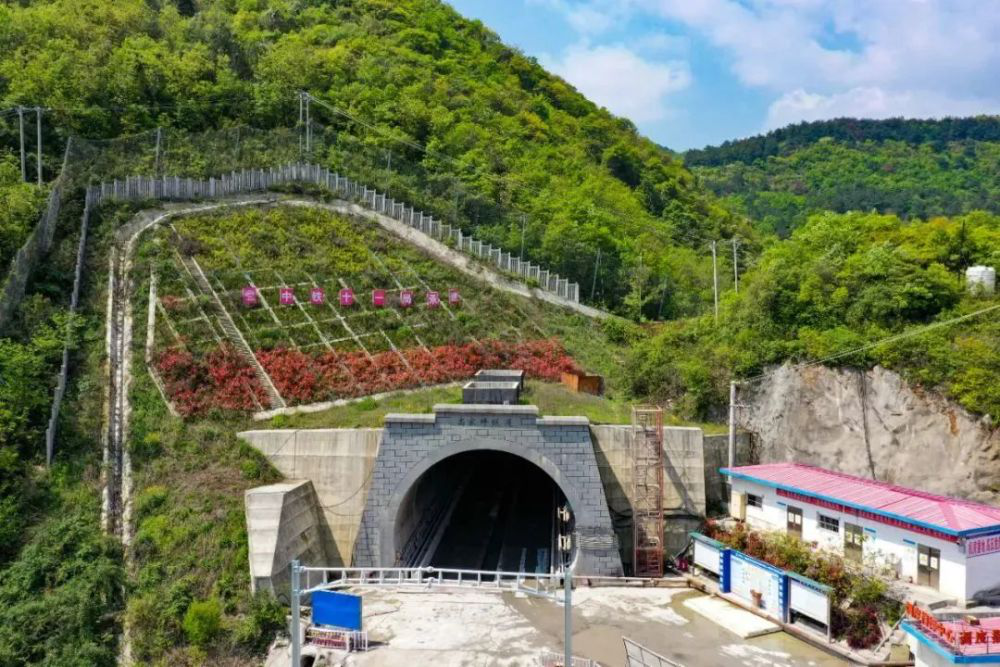 縱橫溝壑總是歌，中鐵十一局唱響隧道工程“最強(qiáng)音”(圖17)